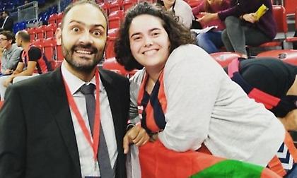 Ο σπίκερ της NOVA με την οπαδό της Μπασκόνια που ακούγεται να ουρλιάζει σε ΚΑΘΕ μετάδοση! (pic)