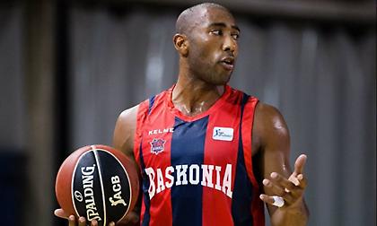 Το απίστευτο τρίποντο που έβαλε ο Γκρέιντζερ στον Ολυμπιακό πίσω από το κέντρο! (video)