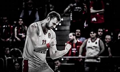 Ενας 7footer για… φίλημα και ο «βασιλιάς της διάρκειας»! (vids)