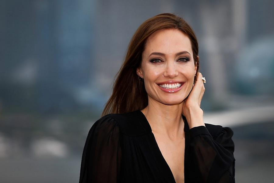 Η Αντζελίνα Τζολί έγινε ξανθιά (pics)