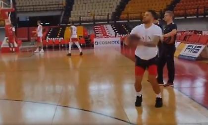 Από νωρίς στο ΣΕΦ ο Τζέιμς και η Αρμάνι (video)