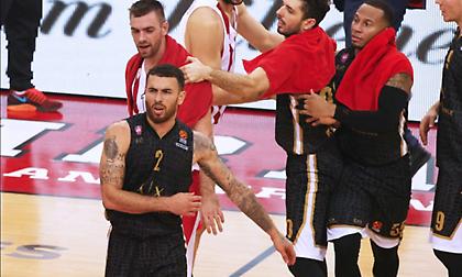 Τζέιμς: «Σέβομαι τον Ολυμπιακό - Είμαι ανταγωνιστικός, αλλά δεν νιώθω μεγαλύτερος από κανέναν»