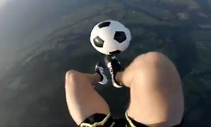 Επίδειξη τεχνικής και... γκελάκια σε πτώση με αλεξίπτωτο (video)