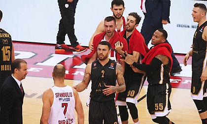 Τα «όργια» του Τζέιμς στο ΣΕΦ (video)