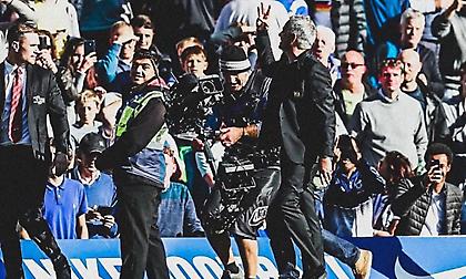 Αποδοκιμάστηκε ο Μουρίνιο και… πίκαρε τους οπαδούς της Τσέλσι με τρία δάκτυλα (video)