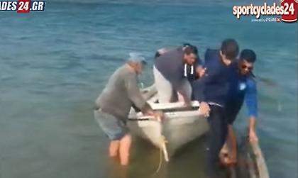 Ομάδα πήγε με βάρκες στο γήπεδο σε αγώνα τοπικού (video)