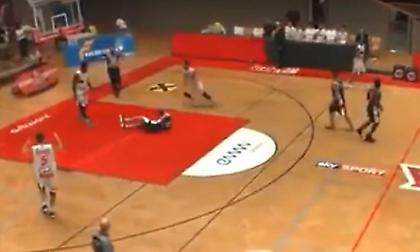 Αυστρία: Μπουνιά, ξάπλα και… λύση συμβολαίου (video)