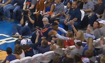 Πέταξε στους... θεατές ο Γουέστμπρουκ (video)