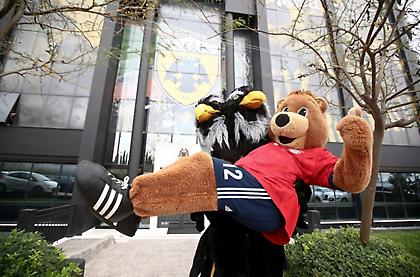 Το ραντεβού των μασκότ ΑΕΚ και Μπάγερν (video/pics)