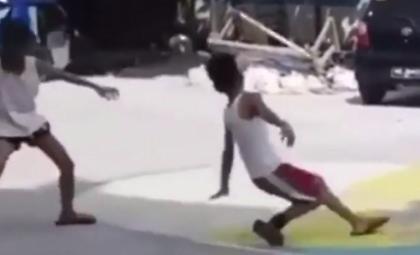 Κοριτσάκι σπάει τους αστραγάλους αγοριού με ντρίμπλες (video)