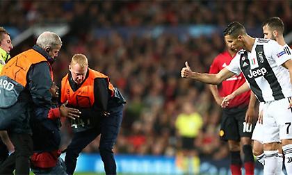 Αποθεώθηκε ο Κριστιάνο Ρονάλντο στο «Ολντ Τράφορντ» - Μπούκαρε οπαδός στο γήπεδο (video)