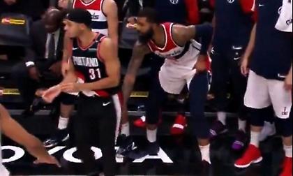 Το unfair του μήνα: Ο παγκίτης Μόρις κρατάει τον Κάρι και οι διαιτητές δεν παίρνουν χαμπάρι! (video)