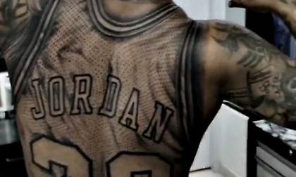 Έκανε τατουάζ τη φανέλα του Τζόρνταν και μοιάζει σαν αληθινή! (video)