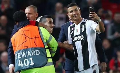 Η σέλφι του Ρονάλντο με οπαδό της Γιουνάιτεντ