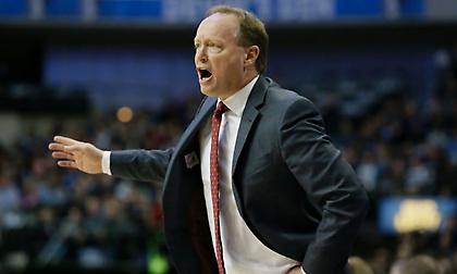 Μπαντενχόλζερ: «Απίθανο να βλέπεις τον Γιάννη να παίζει, να συνεχίσει να σουτάρει τρίποντα»