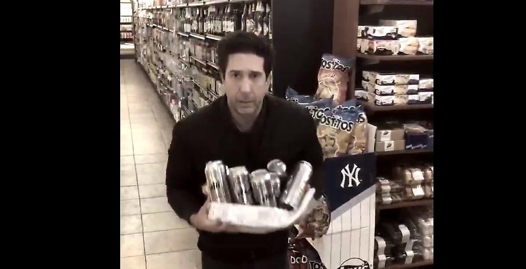 Ο πραγματικός Ρος από τα «Φιλαράκια» τρολάρει την αστυνομία και… αρνείται ότι έκλεψε τις μπύρες