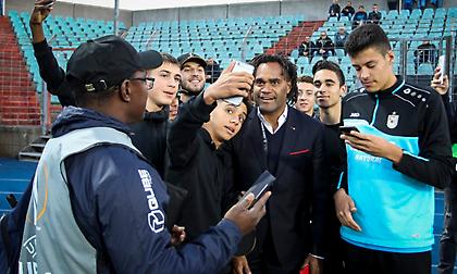 Χαμός για μια σέλφι με τον Καρεμπε (pics)