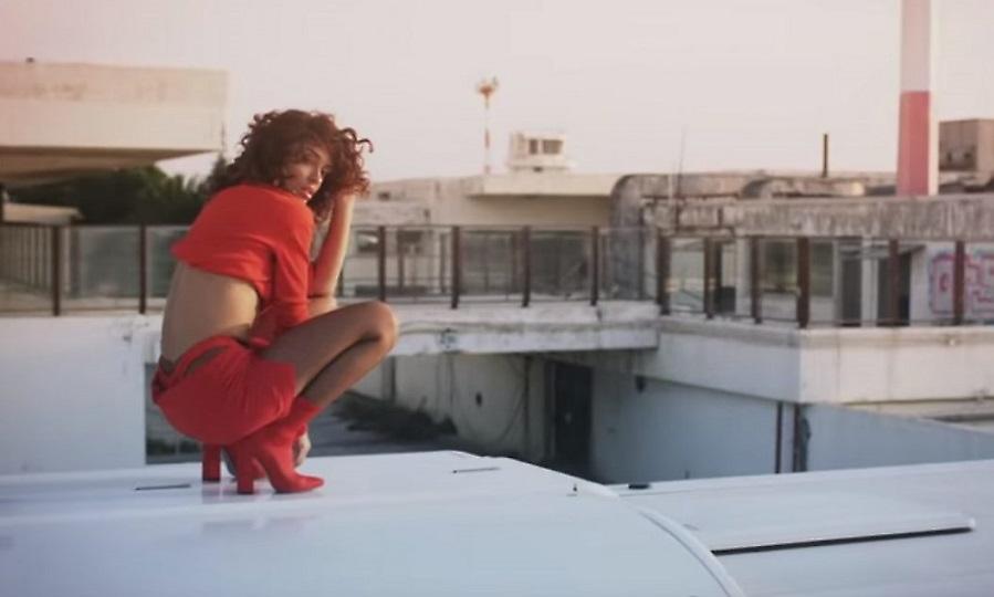 Ελένη Φουρέιρα: Εντελώς γυμνή στο νέο της βίντεο κλιπ