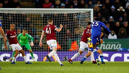 Γκολ και... αυτογκόλ ο Μπαλμπουενά και σώθηκε η Λέστερ!