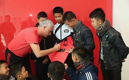 Έδωσε χαρά στους νεαρούς Ταϊλανδούς ποδοσφαιριστές η Γιουνάιτεντ (vids/pics)