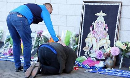 Πλήθος κόσμου έξω από το γήπεδο της Λέστερ (pics/video)