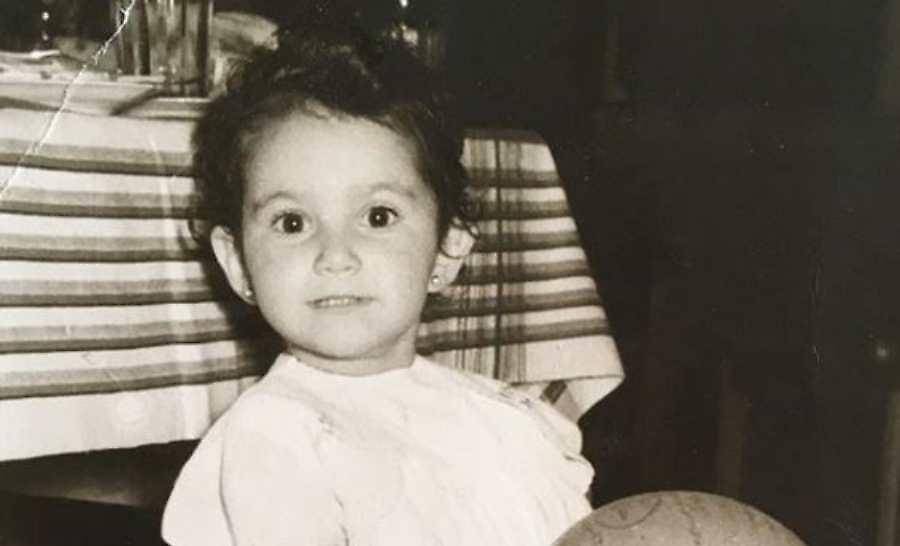 Ποια πασίγνωστη τραγουδίστρια είναι το κοριτσάκι της φωτογραφίας; (pic)