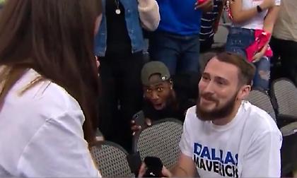 Κορυφαίο photo-bombing σε πρόταση γάμου σε γήπεδο (video)