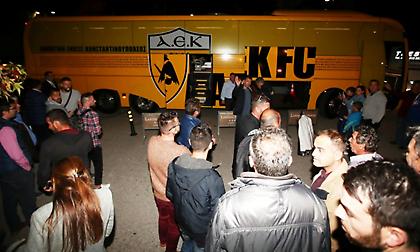 Ενθουσιώδης υποδοχή της ΑΕΚ στη Λάρισα