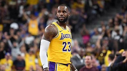 Ο Λεμπρόν γιορτάζει το Halloween με φωτογραφία με τον Κόμπι στους Λέικερς (pic)