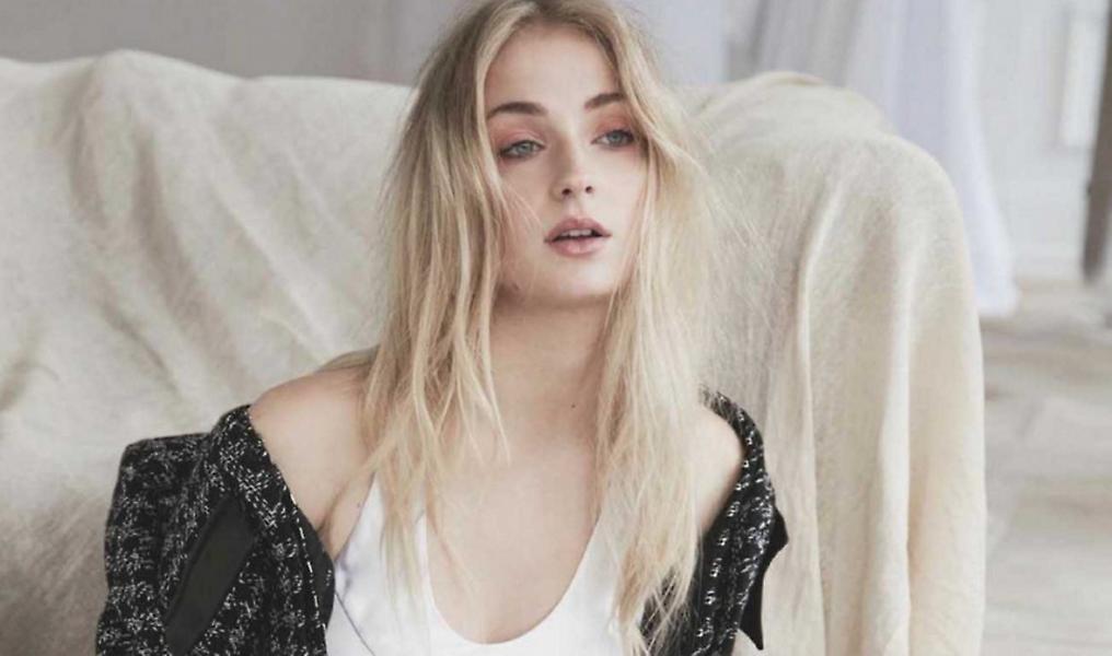 Με τεράστιο ντεκολτέ η Σάνσα του Game of Thrones για το Halloween!