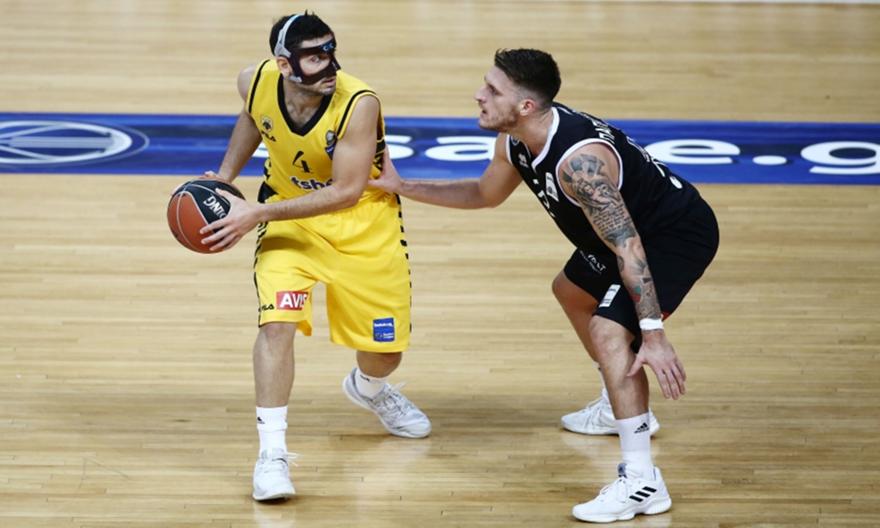 Ένας μέσα, ένας έξω για την ΑΕΚ