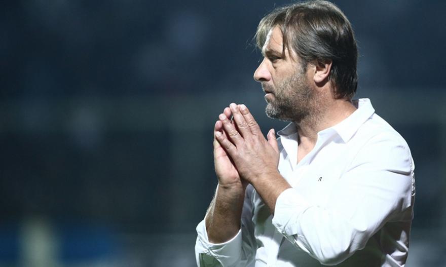 Μαρτίνς σε παίκτες: «Νικήστε και τους διαιτητές»