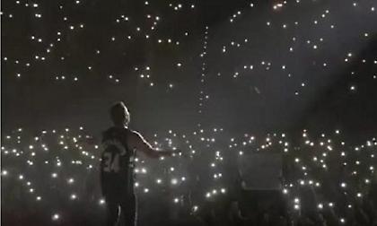 Ισπανός τραγουδιστής δίνει συναυλία φορώντας φανέλα Αντετοκούνμπο! (video)