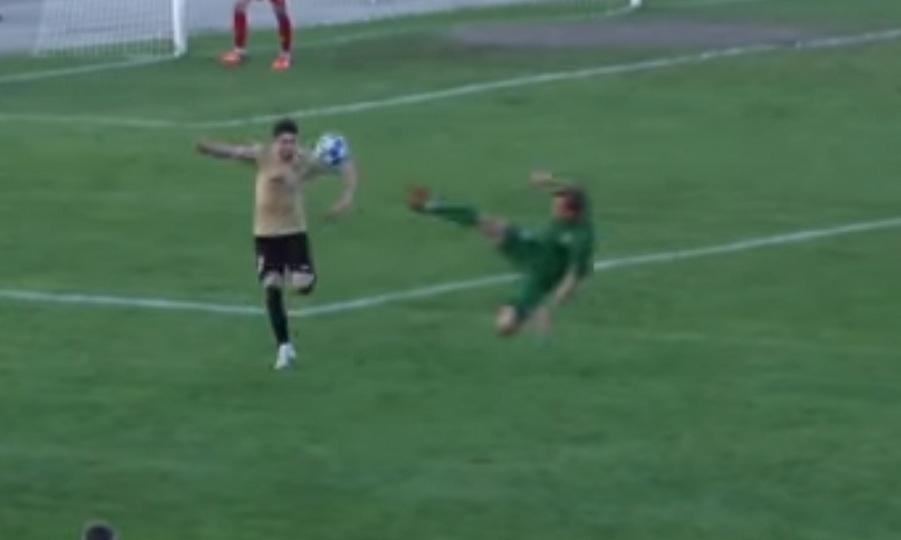 Τάκλιν βγαλμένο από το «Καράτε Κιντ» – Πήγε να τον κόψει στη μέση (vid)