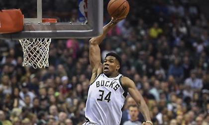 Εντυπωσιακό... πόστερ κάρφωμα του Αντετοκούνμπο στον Κουφό! (Video)