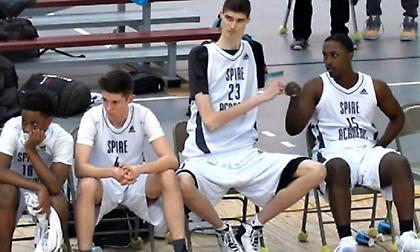 Ο ΛαΜέλο Μπολ συμπαίκτης του Ρόμπερτ Μπομπρότσκι που έχει ύψος 2.32 μέτρα! (video)