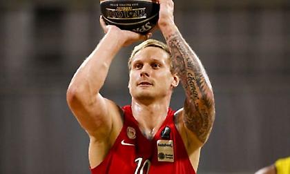 Ολυμπιακός: Ο Τίμα δημιούργησε παπούτσια με το σήμα της ομάδας (pic)