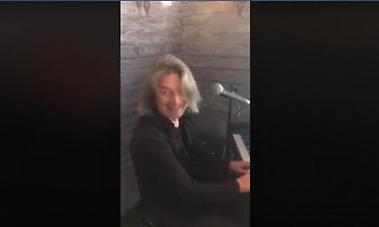 Παίζοντας στο πιάνο τον ύμνο της ΑΕΚ υποδέχτηκε η Μπάγερν τη διοίκηση της Ένωσης (video)