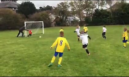 Απίστευτη φάση: Πατέρας έσπρωξε το γιο του για να μη φάει γκολ!