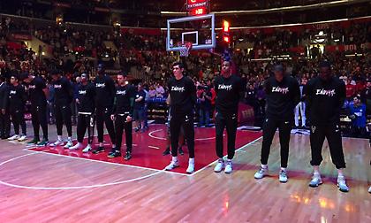 Τίμησαν τη μνήμη των θυμάτων από τους πυροβολισμούς σε μπαρ της Καλιφόρνια οι Μπακς (pics)