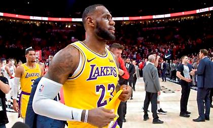 Πόσο «σκουπίδι» είναι ο ΛεΜπρον Τζέιμς; ΤΟΣΟ! (videos & photos)