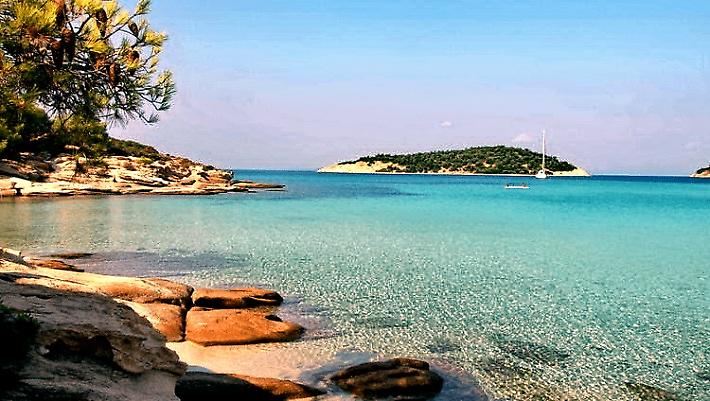 Μπάνιο και τον Νοέμβρη: Το ελληνικό νησί που έχει όλο το χρόνο ζεστά νερά και καθόλου κύμα (Pics)