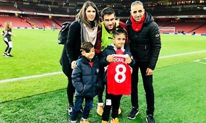 Ξετρελάθηκε μικρός τυφλός οπαδός της Άρσεναλ με το δώρο του Σωκράτη! (video)