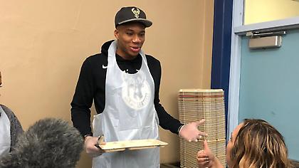 Δωρεά ζωής από Αντετοκούνμπο: Πρόσφερε τόνους φαγητό σε άπορους (video)