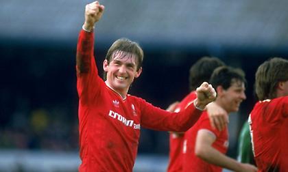 Σερ Κένι Νταλγκλίς: Ιστορία γραμμένη σε κόκκινο φόντο…