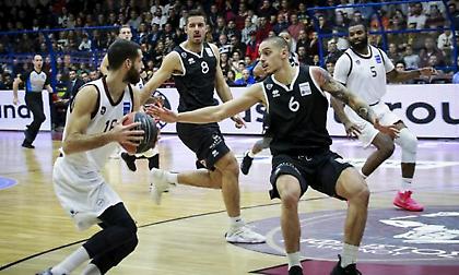 Οι συμπαίκτες του πανηγυρίζουν σαν τρελοί, κι ο Μούρτος τους σπρώχνει εκνευρισμένος (video)