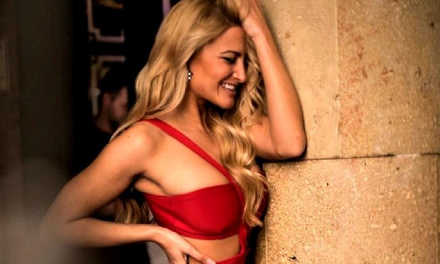 Ιωάννα Τούνη: Ποζάρει γυμνή στο κρεβάτι