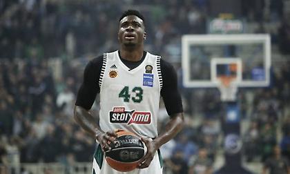 Θανάσης Αντετοκούνμπο: «Χαρούμενος που έγινα σύνθημα, δουλειά μας να νικάμε»