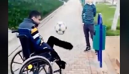 Άνθρωπος σε αναπηρικό καροτσάκι κάνει «γκελάκια» με την μπάλα