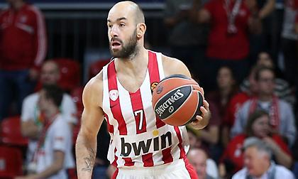 Έδωσε φανέλα σε φίλο του Ολυμπιακού ο Σπανούλης (pics)